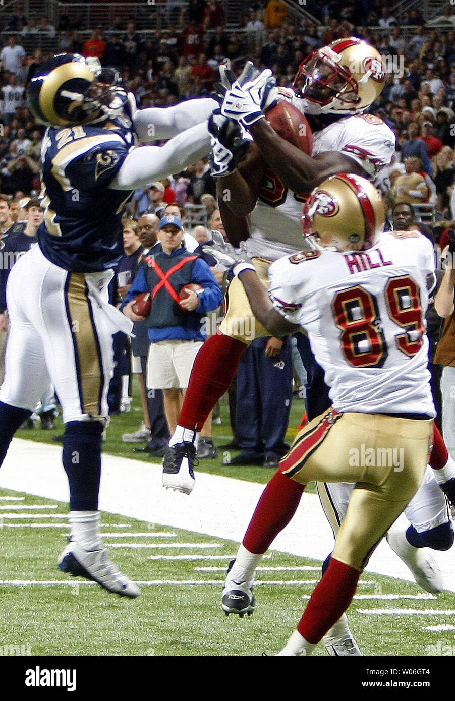 San Francisco 49ers Josh Morgan catture il calcio nella parte anteriore di San Louis Rams O.J. Otogwe per il touchdown vincente nel quarto trimestre a Edward Jones Dome di St Louis il 21 dicembre 2008. San Francisco ha vinto il gioco 17-16. (UPI foto/Bill Greenblatt) Foto Stock