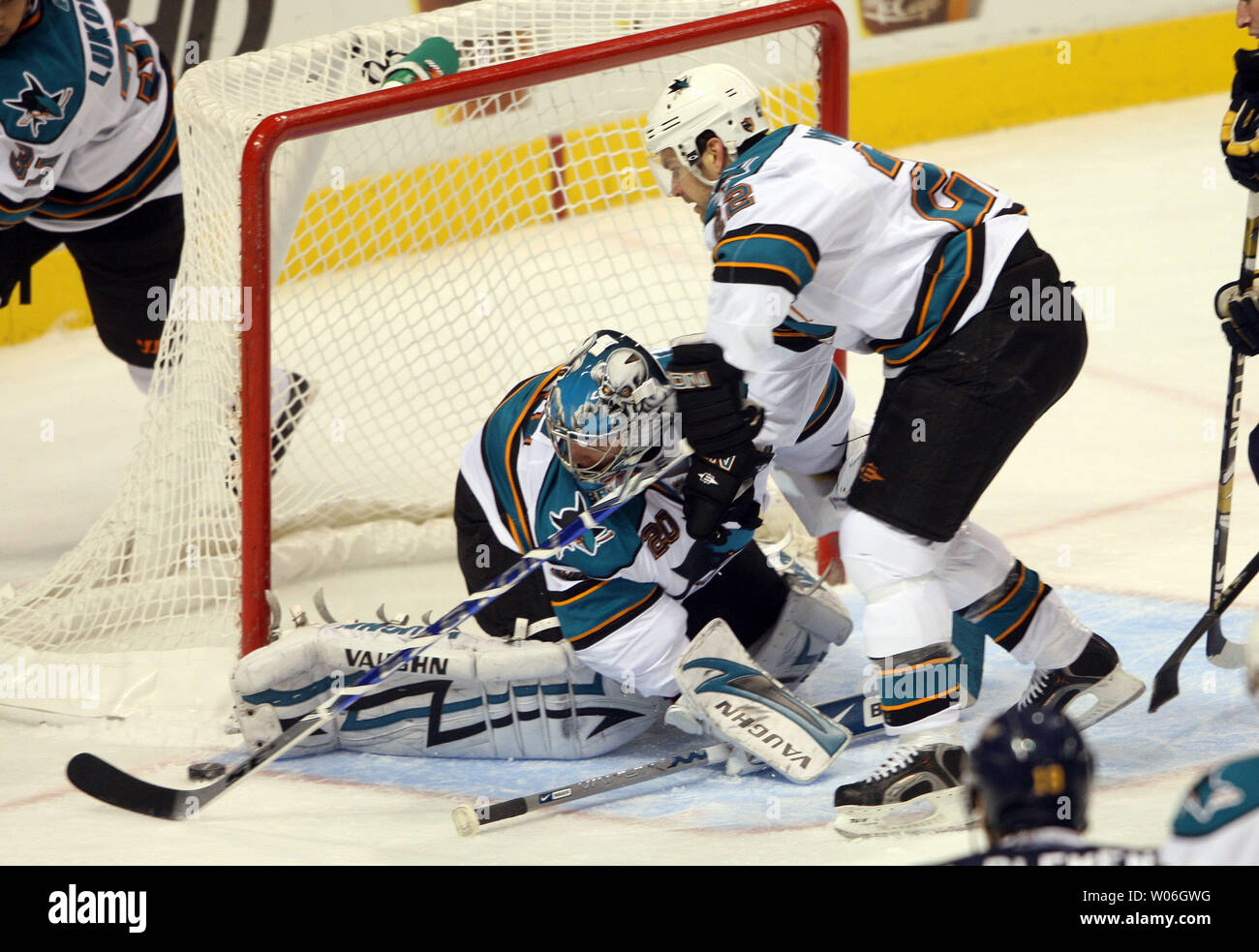 San Jose Sharks Dan Boyle protegge goaltender Evgeni Nabokov dopo un tampone salva contro il St. Louis Blues nel primo periodo al Scottrade Center di San Louis su dicembre 27, 2008. Louis ha vinto il gioco 3-2. (UPI foto/Bill Greenblatt) Foto Stock