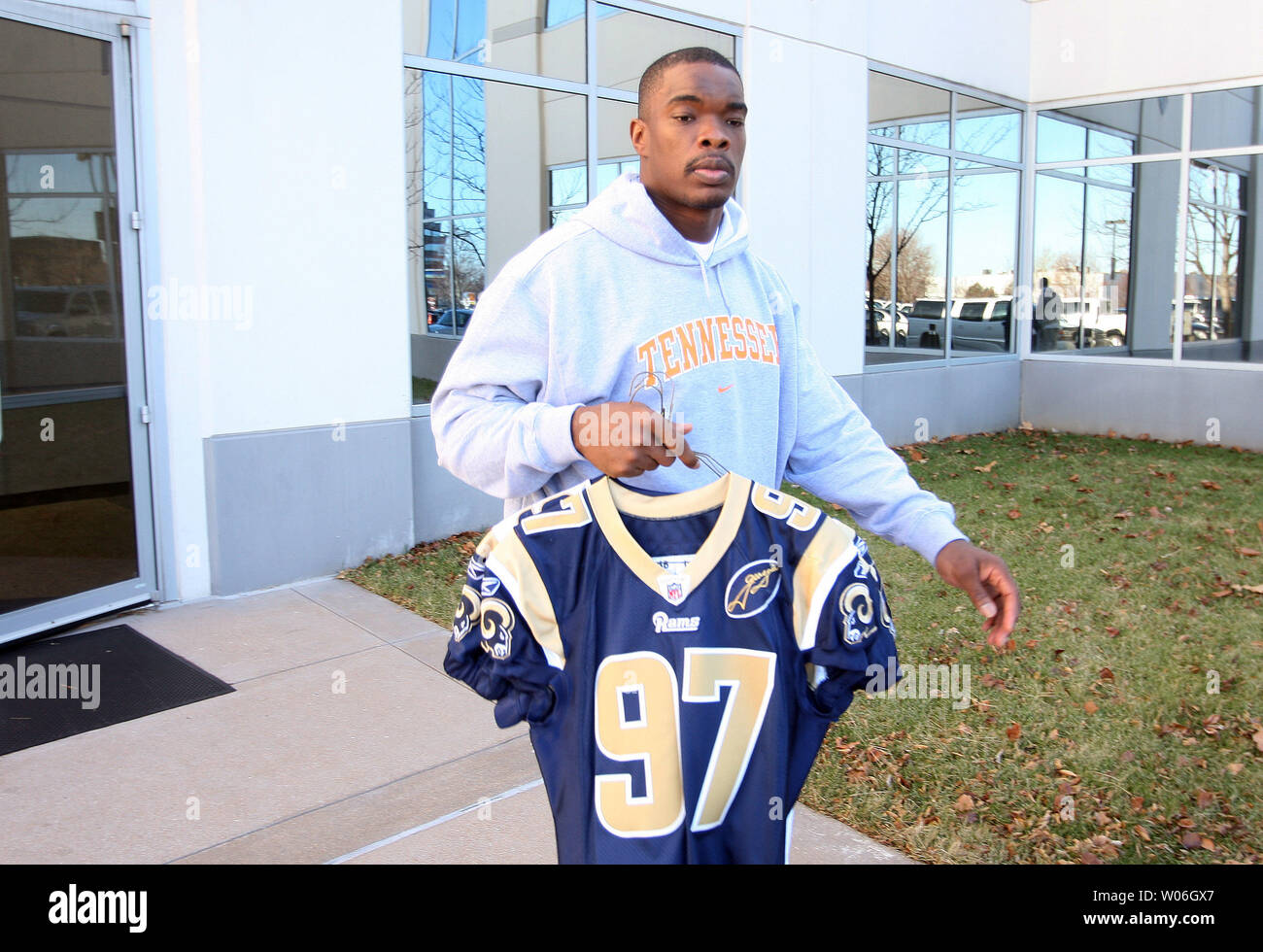 Louis Rams defensive lineman Leonard poco lascia il team di impianto per la pratica dopo la pulizia suo armadietto nella città di Massa, Missouri il 29 dicembre 2008. (UPI foto/Bill Greenblatt) Foto Stock