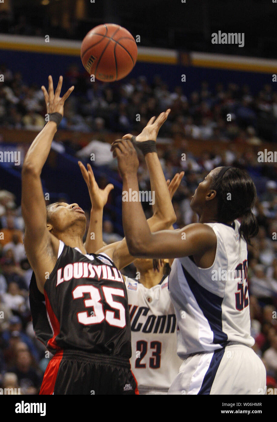 Connecticut Huskies Kalana Greene (R) e Maya Moore (23) battaglia Louisville Cardinali Angelo McCoughtry per il rimbalzo durante la prima metà della partita di campionato delle donne del le quattro finali al Scottrade Center di San Luigi il 7 aprile 2009. Connecticut ha vinto il gioco 76-54. (UPI foto/Bill Greenblatt) Foto Stock