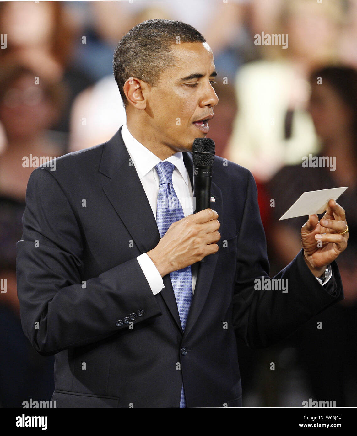 Stati Uniti Il presidente Barack Obama prende domande durante un municipio incontro a Fox High School di Arnold, Missouri, il 29 aprile 2009. Obama ha parlato di economia, di difesa e di istruzione come egli segna il suo centesimo giorno in ufficio. (UPI foto/Bill Greenblatt) Foto Stock