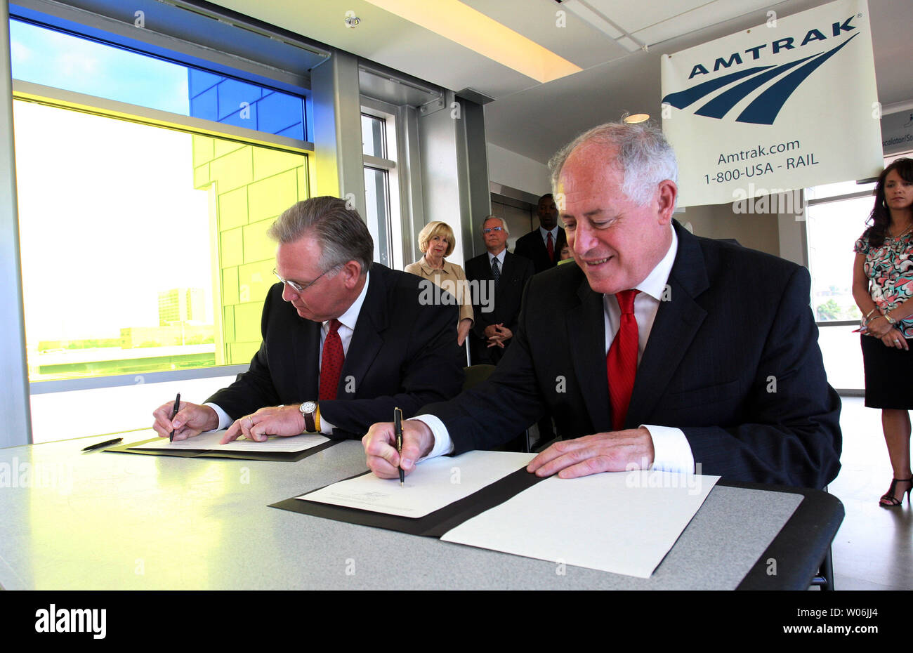 Missouri governatore Jay Nixon (L) e Governatore dell'Illinois Pat Quinn segno Missouri-Illinois un Memorandum of Understanding per solidificare la bi-membro partnership per cercare federale fondi di recupero per stabilire una ad alta velocità per i passeggeri della ferrovia tra Chicago e San Luigi a San Louis il 22 giugno 2009. Pochi giorni dopo il governo federale ha emanato direttive ai membri sul processo di applicazione ad alta velocità ferroviaria finanziamenti, i due Governatori anche delineato la loro visione per una Chicago-a-SAN Louis linea come uno strumento per la creazione di posti di lavoro e la crescita economica regionale(UPI foto/Bill Greenblatt) Foto Stock