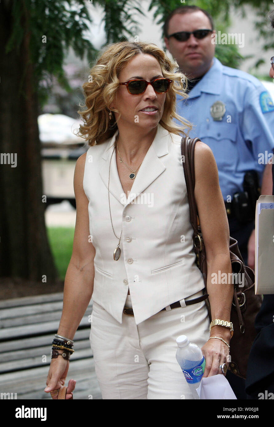 Il cantautore Sheryl Crow arriva in una conferenza stampa a St Louis il 22 giugno 2009 per annunciare Ella farà eseguire sotto il Gateway Arch a beneficio di un cancro della carità da luglio 11 durante l'All-Star Game settimana di festeggiamenti. (UPI foto/Bill Greenblatt) Foto Stock