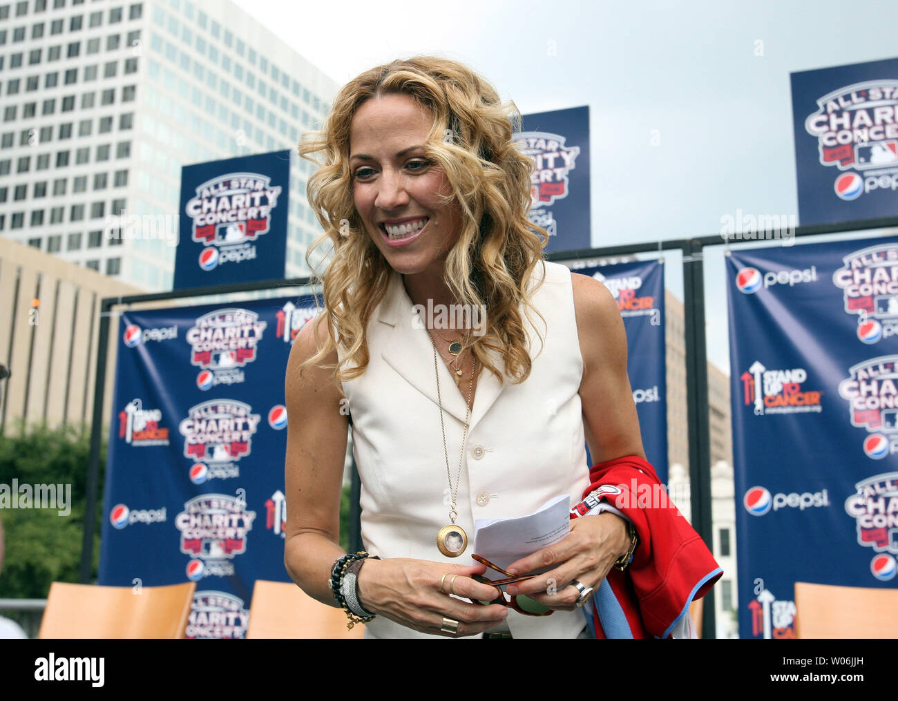Il cantautore Sheryl Crow parla con amici in seguito ad una conferenza stampa a St Louis il 22 giugno 2009 per annunciare Ella farà eseguire sotto il Gateway Arch a beneficio di un cancro della carità da luglio 11 durante l'All-Star Game settimana di festeggiamenti. (UPI foto/Bill Greenblatt) Foto Stock