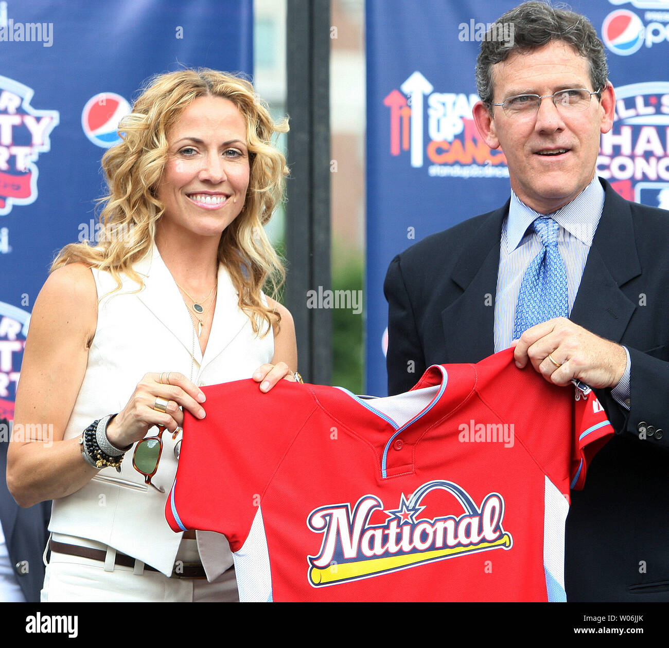Il cantautore Sheryl Crow detiene un jersey donata da Jim Brosman, vice presidente di business per major league baseball nel corso di una conferenza stampa a St Louis il 22 giugno 2009 per annunciare Ella farà eseguire sotto il Gateway Arch a beneficio di un cancro della carità da luglio 11 durante l'All-Star Game settimana di festeggiamenti. (UPI foto/Bill Greenblatt) Foto Stock