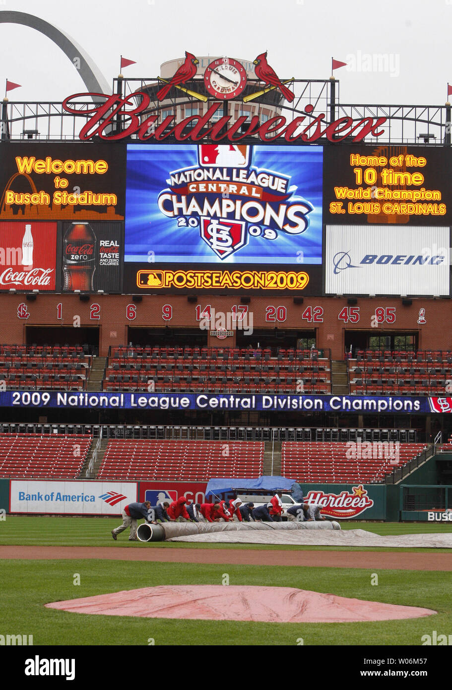 Il Busch Stadium groundscrew rimuove il tarp che ha è stato copertura infield per due giorni per una sessione di allenamento a San Louis il 9 ottobre 2009. San Luigi riprodurrà il Los Angeles Dodgers in gioco tre della National League Division serie su ottobre 10. Los Angeles conduce il meglio di cinque serie di videogiochi, 2-0. UPI/Bill Greenblatt Foto Stock