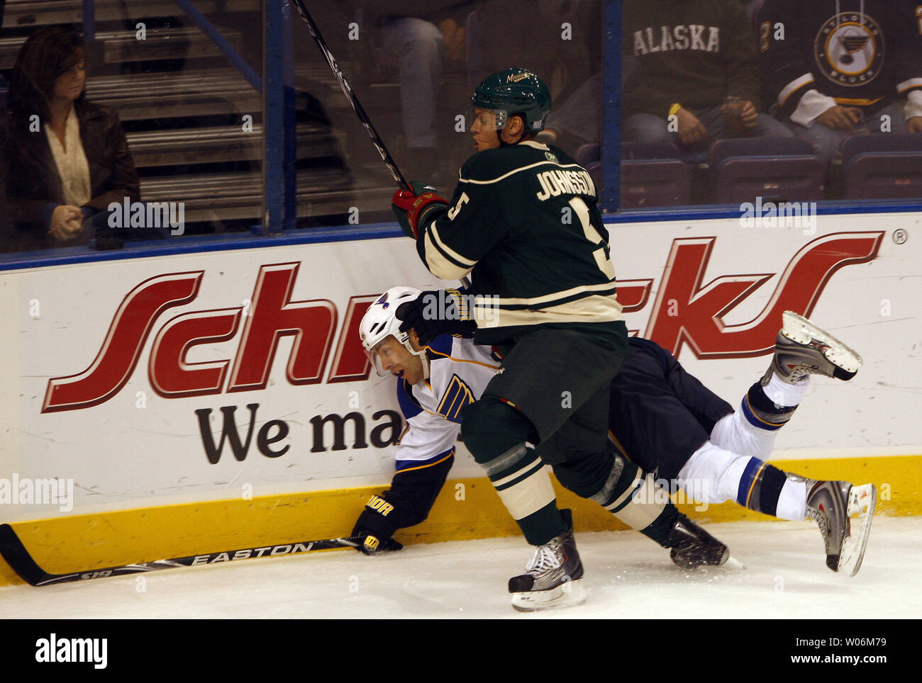 Minnesota Wild Kim Johnsson (5) tiene giù San Louis Blues Andy McDonald durante il primo periodo alla Scottrade Center di San Luigi il 23 ottobre 2009. UPI/Bill Greenblatt Foto Stock