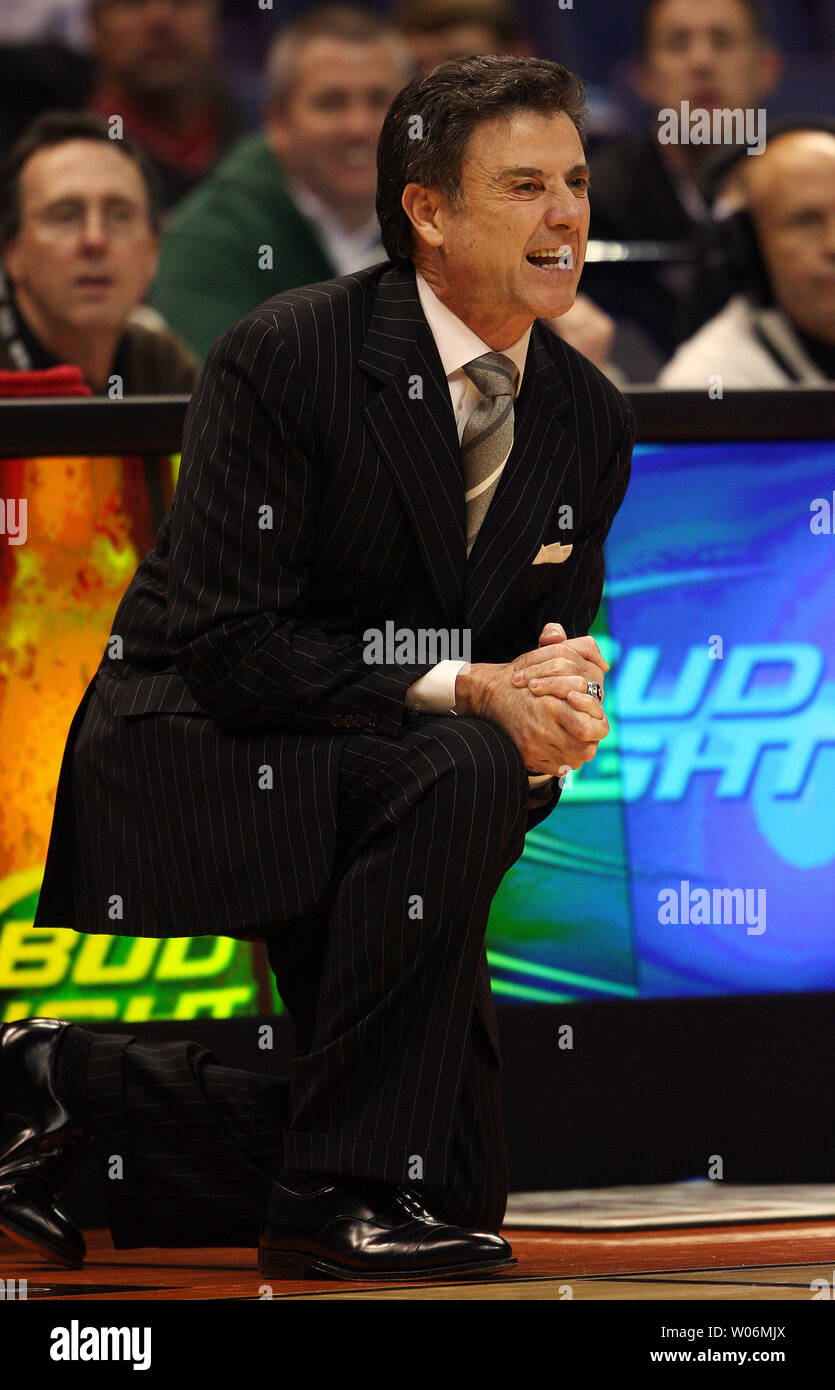 Louisville Cardinali head coach di pallacanestro Rick Pitino grida istruzioni per il suo team nella prima metà contro l'Arkansas Razorbacks durante il Basketball Hall of Fame Classic al Scottrade Center di San Luigi il 17 novembre 2009. UPI/Bill Greenblatt Foto Stock