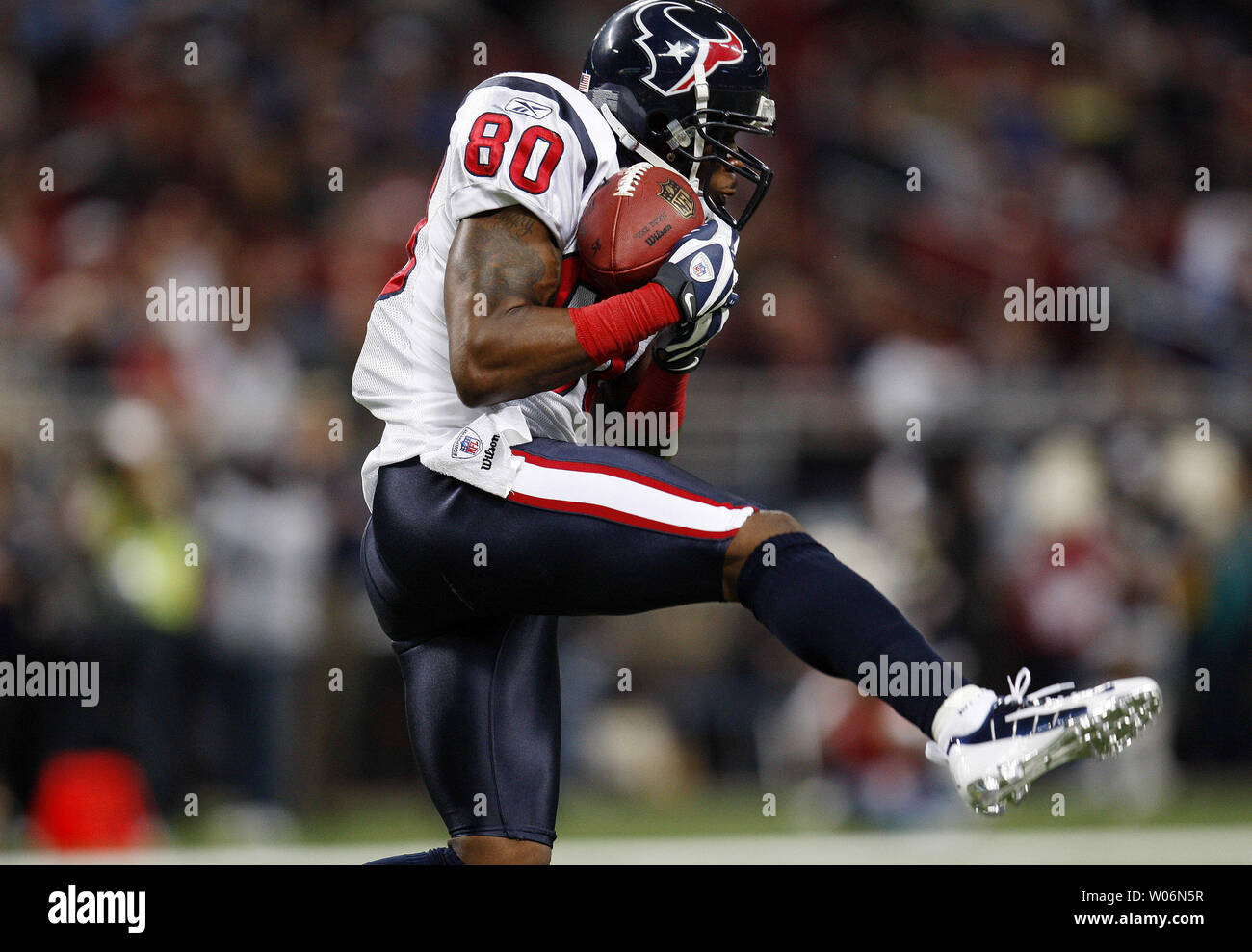 Houston Texans wide receiver Andre Johnson rende la cattura in ritardo nel secondo trimestre contro il St. Louis Rams presso la Edward Jones Dome di St Louis su dicembre 20, 2009. Houston sconfitto St. Louis 16-13. UPI/Bill Greenblatt Foto Stock