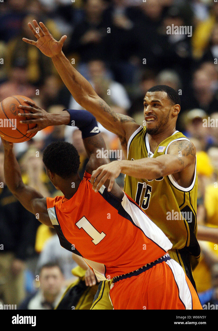 Missouri Tigers Keith Ramsey (15) pressioni Illinois" D.J. Richardson nella prima metà di quella annuale dei diritti Braggin gioco al Scottrade Center di San Louis il 23 dicembre 2009. UPI/Bill Greenblatt Foto Stock