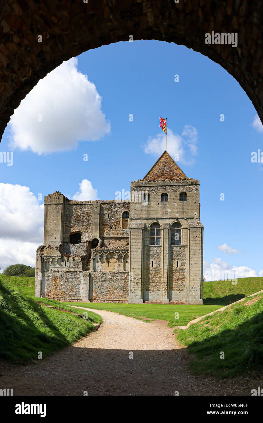 Castello Rising in Norfolk un castello ben preseved 12 secolo si tratta di una popolare attrazione storica visitabile vista attraverso il arco della via d'ingresso Foto Stock
