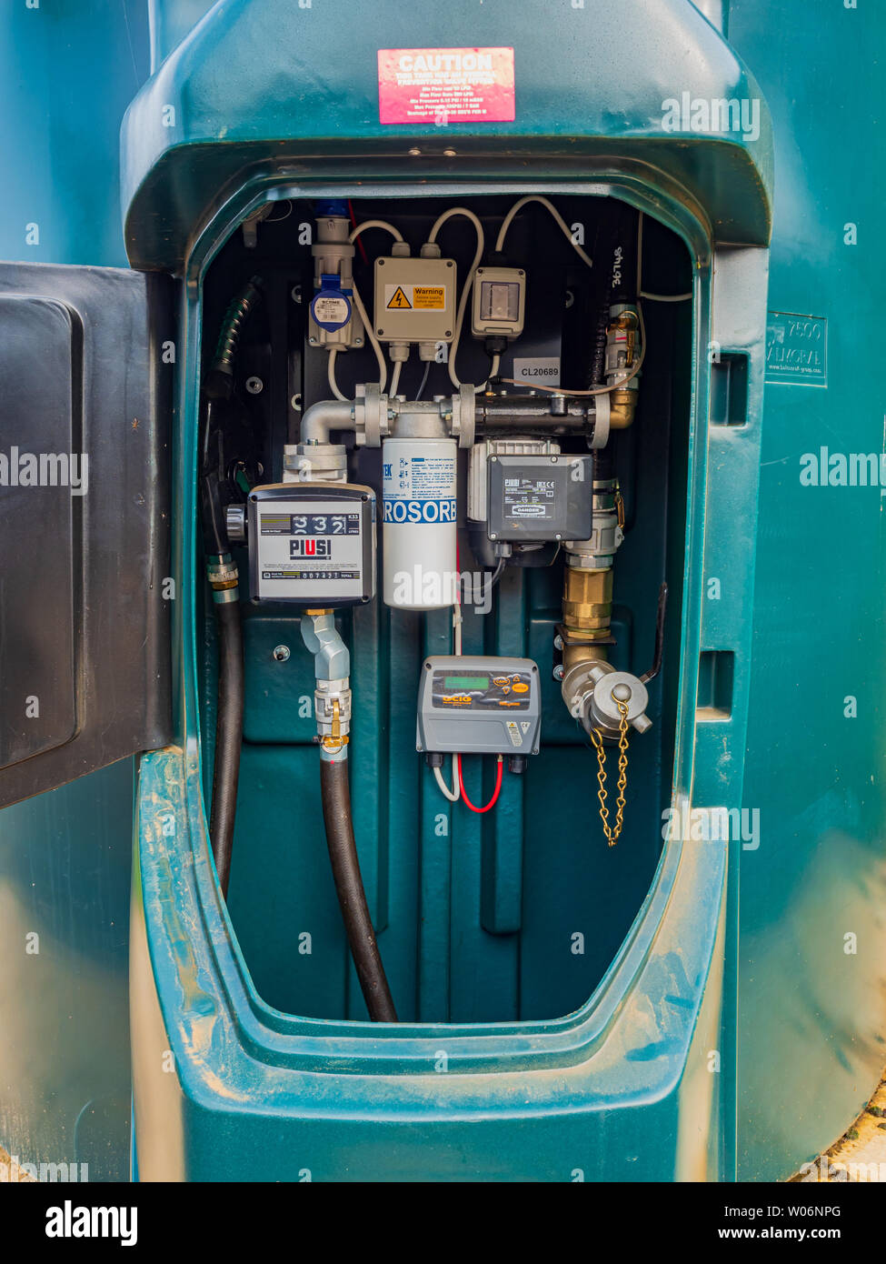 Vista del sistema di erogazione del carburante su un arlecchino provvista di elementi di contenimento diesel rosso serbatoio di stoccaggio Foto Stock