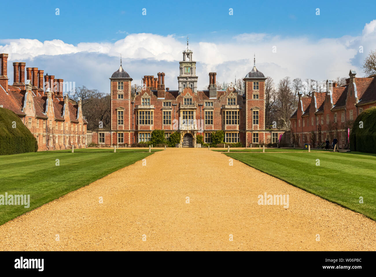 Aspetto frontale di Blickling Hall a Norfolk preso dal pubblico Road una popolare proprietà del National Trust Foto Stock