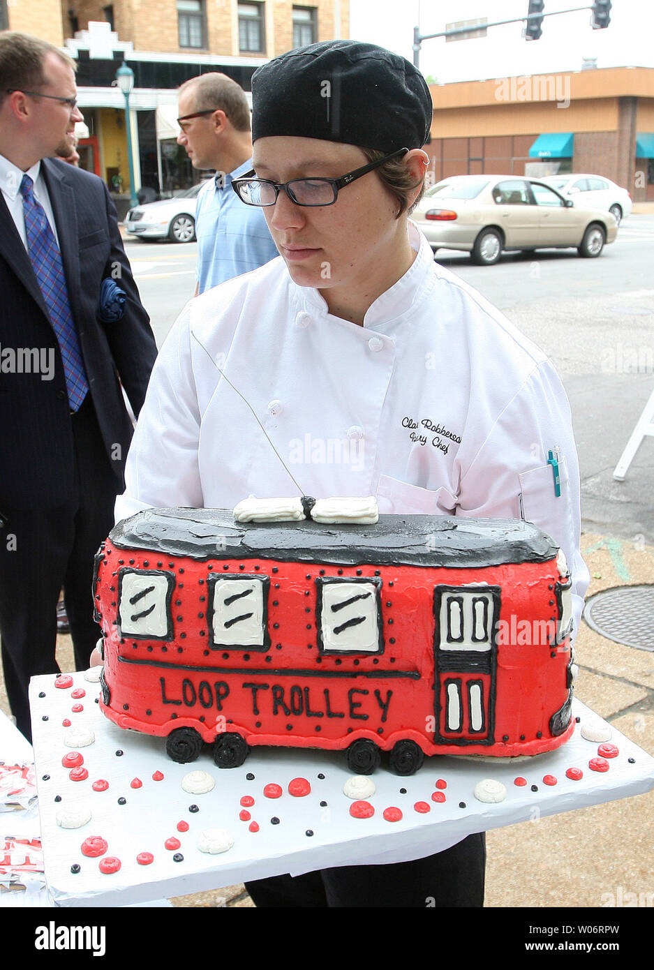 Pastry Chef Claire Robberson pone un trolley car torta prima di una cerimonia presso il mirtillo Hill Resturant di annunciare che l'area di Saint Louis ha ricevuto quasi 25 milioni di dollari in dollari federale per un nuovo sistema di carrello nella città universitaria, Missouri il 9 luglio 2010. Cittadini moderni per il transito e il Loop Carrello Company, due organizzazioni locali senza scopo di lucro, ha ricevuto una sovvenzione e sollevato denaro privato per ripristinare due carrelli per eventuale operazione lungo 2.2 miglio di linea. Dal 1888 fino al 1966, carrelli elettrici (tram) percorrevano le strade di San Luigi. UPI/Bill Greenblatt Foto Stock