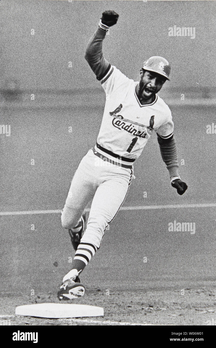 Venticinque anni fa oggi, 14 ottobre 1985, St. Louis Cardinals interbase Ozzie Smith ha sollevato il pugno in festa dopo aver colpito un assolo home run nel nono inning per sconfiggere il Los Angeles Dodgers nel gioco 5 del 1985 Lega Nazionale Campionato di Serie al Busch Stadium di St Louis. Smith, che non avevano mai colpito un home run nella sua precedente 3,009 mancino major league a-pipistrelli, tirato un all'interno di FASTBALL in basso a destra della linea di campo per un home run, terminando il gioco 5 in un 3C2 Cardinali la vittoria. Cardinali emittente Buck Jack utilizzate la linea, 'Go Crazy Folks, Go Crazy", dopo che la casa è stata colpita. Foto Stock