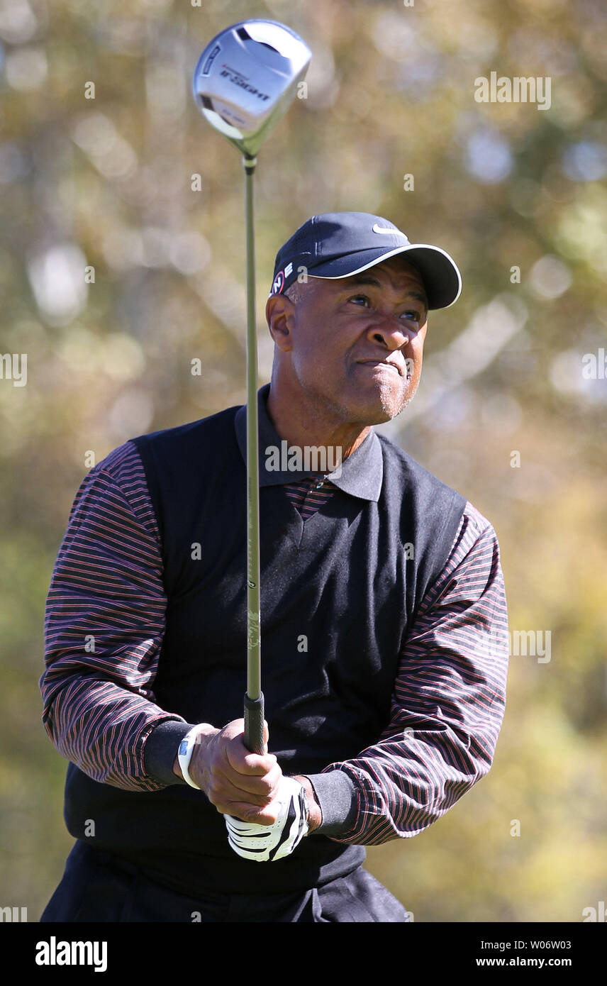 Venticinque anni fa oggi, 14 ottobre 1985, St. Louis Cardinals interbase Ozzie Smith ha sollevato il pugno in festa dopo aver colpito un assolo home run nel nono inning per sconfiggere il Los Angeles Dodgers nel gioco 5 del 1985 Lega Nazionale Campionato di Serie al Busch Stadium di St Louis. Smith, che non avevano mai colpito un home run nella sua precedente 3,009 mancino major league a-pipistrelli, tirato un all'interno di FASTBALL in basso a destra della linea di campo per un home run, terminando il gioco 5 in un 3C2 Cardinali la vittoria. Cardinali emittente Buck Jack utilizzate la linea, 'Go Crazy Folks, Go Crazy", dopo che la casa è stata colpita. Foto Stock