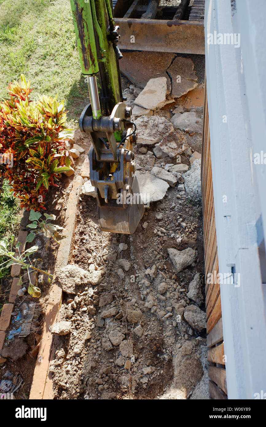 Escavatore rottura calcestruzzo Foto Stock