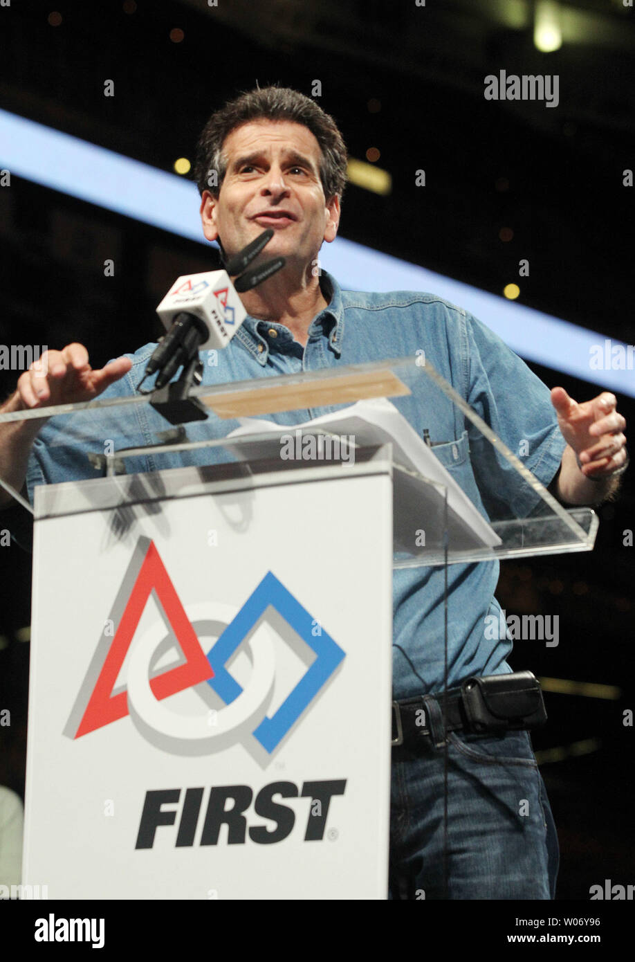 Inventore Dean Kamen fondatore di ispirazione e il riconoscimento della scienza e della tecnologia (F.I.R.S.T.) indirizzi ai partecipanti del roboticis annuale della concorrenza a Edward Jones Dome di St Louis il 30 aprile 2011. Quasi 11.000 americani e studenti internazionali si sono guadagnati il diritto di competere in questo campionato. Sotto le regole e i rigorosi limiti di tempo e di risorse, Team Build e programma robot per eseguire attività contro i concorrenti in una serie di giochi di robotica. Kamen è anche l'inventore del Segway. UPI/Bill Greenblatt Foto Stock