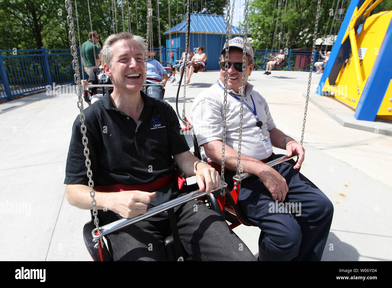 Erik Lindbergh (L), il nipote del celebre pilota Charles Lindbergh, si prepara a godere del nuovo Skyscreamer ride al Six Flags St. Louis a Eureka, Missouri il 12 maggio 2011. Il Skyscreamer è il più alto giro nel parco di 236 piedi e si apre per il Six Flags St. LouisÕ quarantesimo anniversario stagione. UPI/Bill Greenblatt Foto Stock