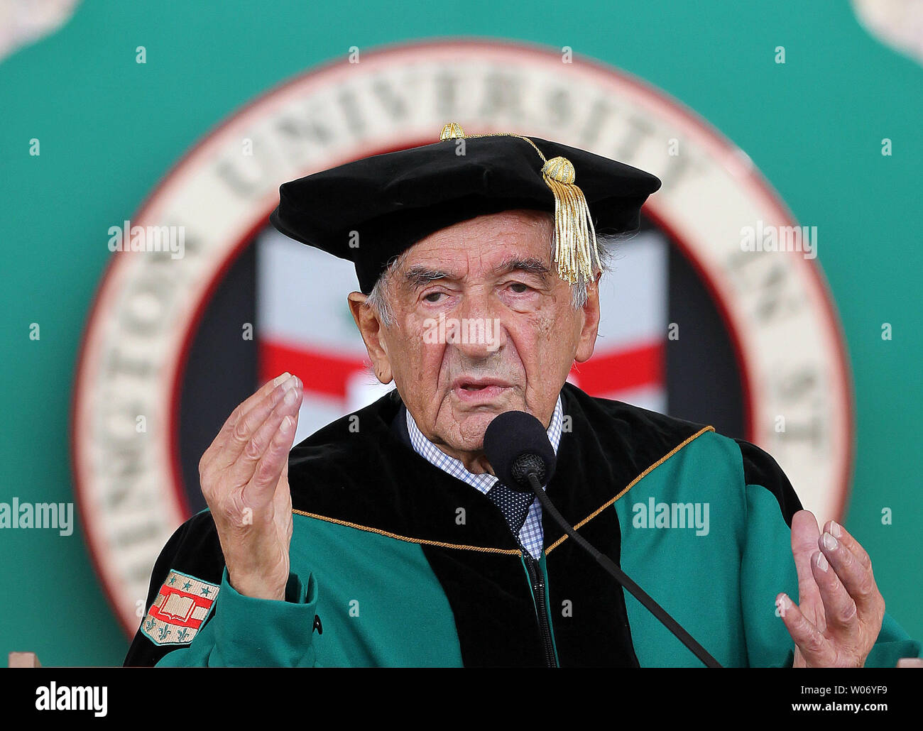 Superstite dell' Olocausto e Premio Nobel per la pace Elie Wiesel offre il suo commento come inizio altoparlante durante le cerimonie di inizio presso la Washington University di St Louis il 20 maggio 2011. Wiesel, che ha ricevuto più di 100 lauree honoris causa, ricevuto un dottore in lettere umane presso la Washington University di oggi. UPI/Bill Greenblatt Foto Stock