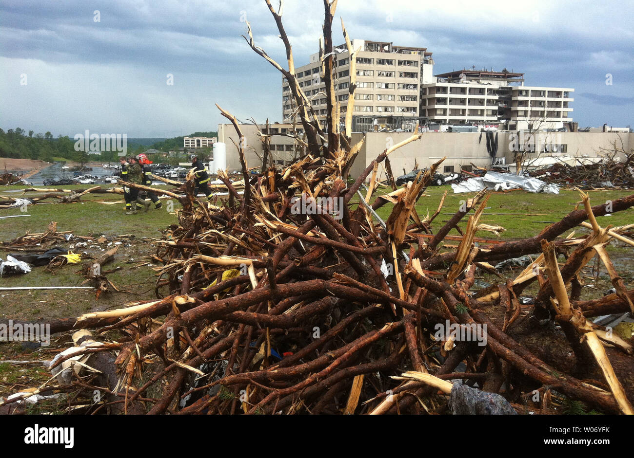 Rami di alberi sono impilati vicino a Saint John's Hospital di Joplin, Missouri il 22 maggio 2011. I funzionari dicono che un letale tornado tagliare un percorso di un miglio di larghezza da quattro miglia, distruggendo oltre 2000 abitazioni e le imprese. 116 persone sono morte finora. UPI/Rick Meyer Foto Stock