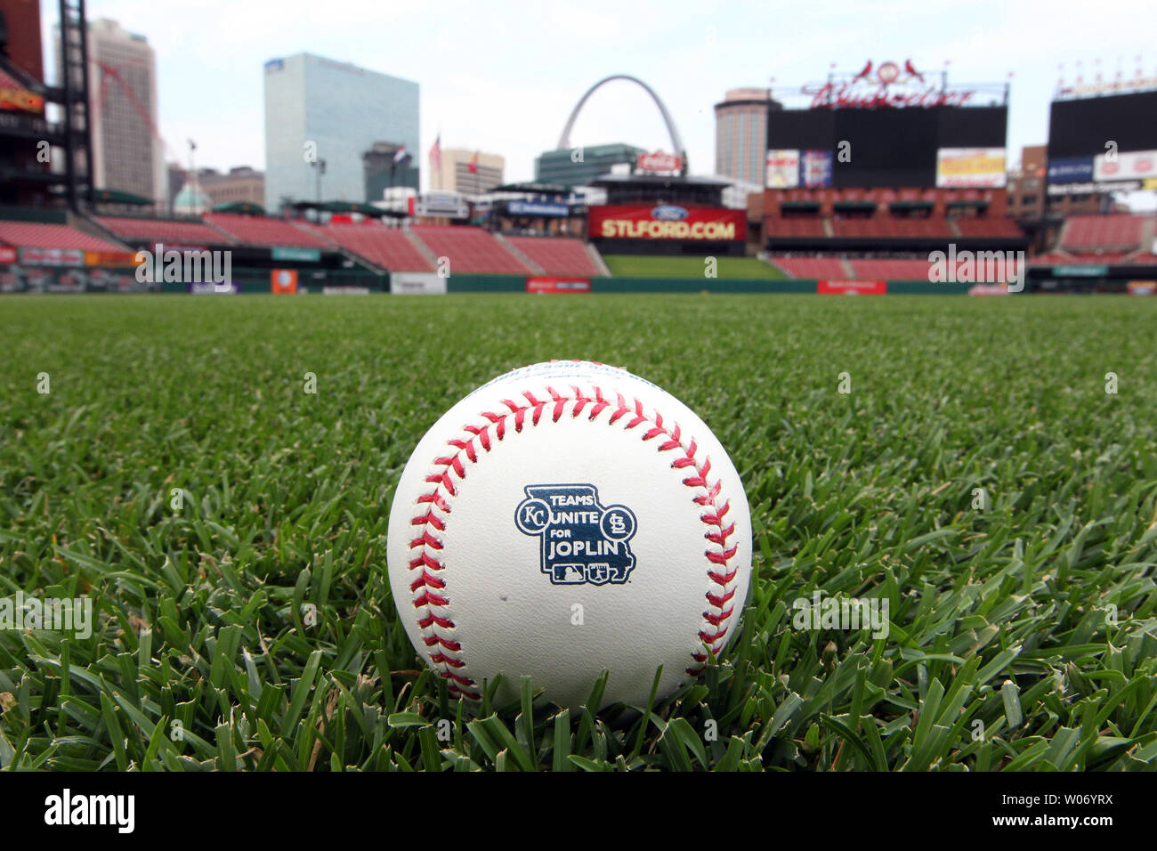 La Rawlings Sporting Goods Company ha rilasciato un baseball a San Louis il 14 giugno 2011, che verrà utilizzato quando il Kansas City Royals visitare il St. Louis Cardinals al Busch Stadium per una serie di fine settimana a San Louis su giugno 17-19, 2011. Molti fund raising le attività sono pianificate per le tre serie di videogiochi che benifit vittime di Joplin, Missouri dopo un maggio 22 tornado rivendicato 155 vive e distrutto migliaia di abitazioni e aziende. UPI/BIll Greenblatt Foto Stock