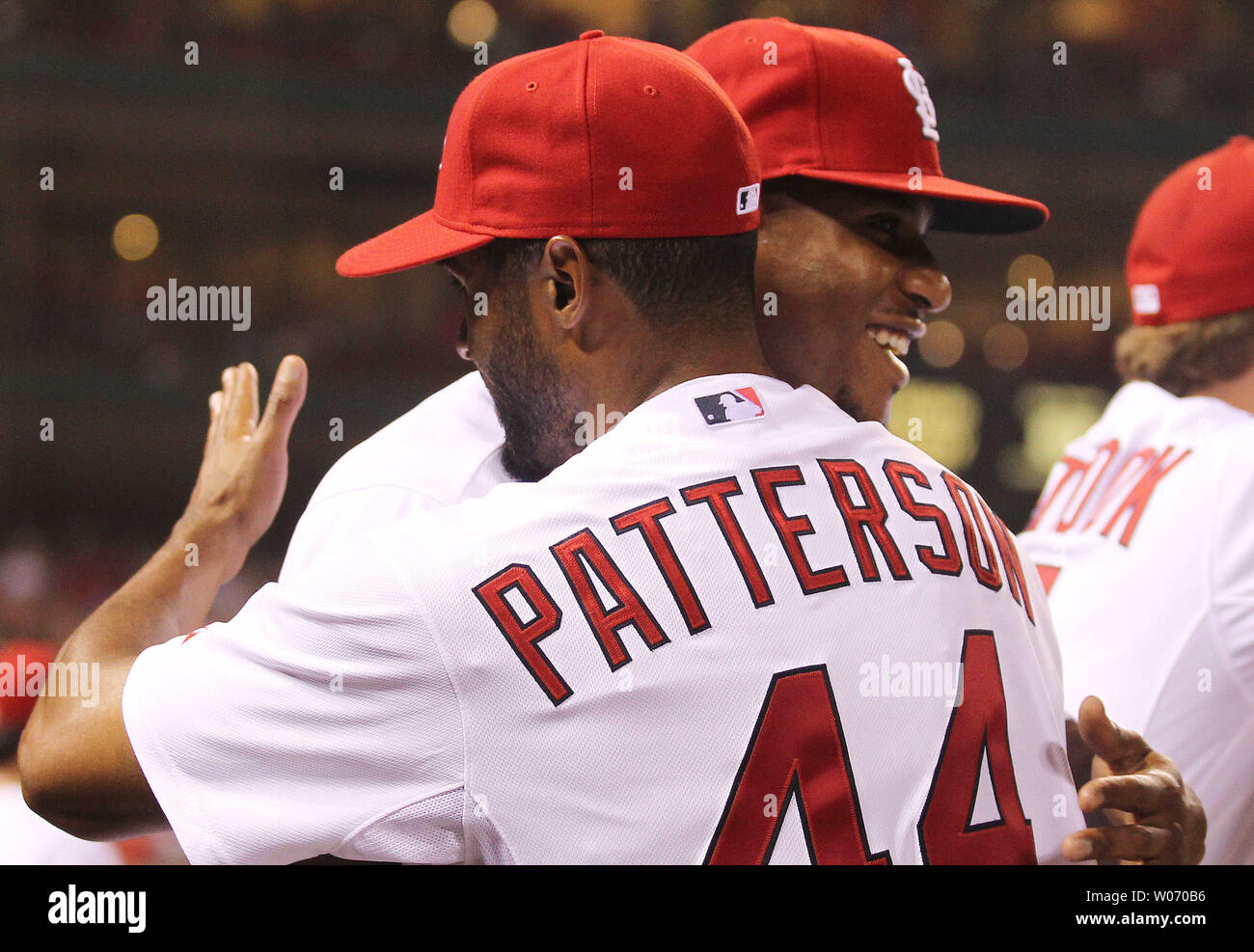 Acquisite di recente St. Louis Cardinals Corey Patterson e Edwin Jackson abbraccio in piroga durante una partita contro Houston Astros al Busch Stadium di St Louis sulla luglio 27, 2011. I due sono stati coinvolti in un otto uomo scambi tra San Louis e Toronto. UPI/Bill Greenblatt Foto Stock