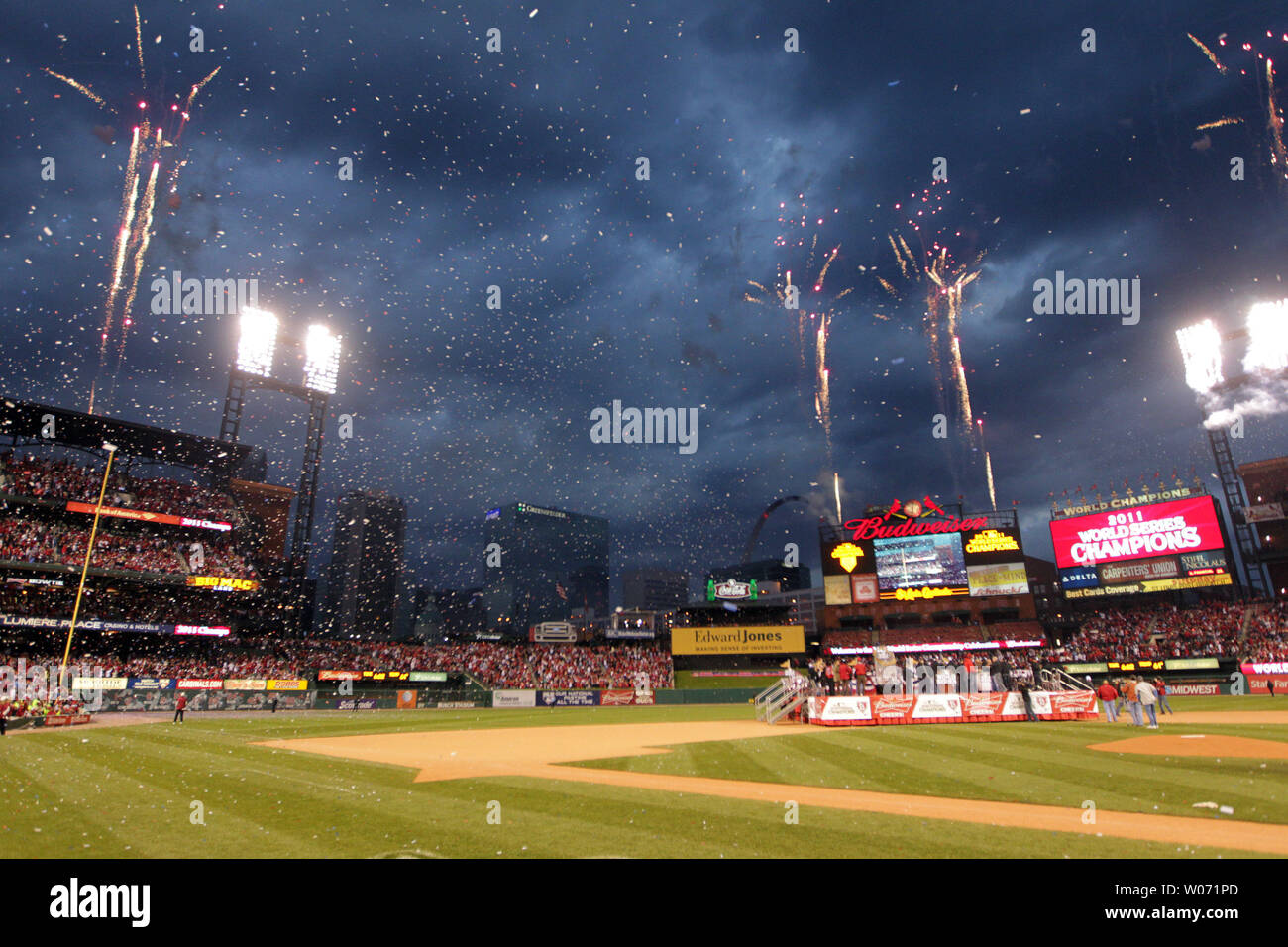 Fuochi d'artificio esplodere come coriandoli vola dopo una cerimonia per onorare il Campionato del Mondo di St. Louis Cardinals che ha vinto il 2011 World Series al Busch Stadium di St Louis il 30 ottobre 2011. Il team ha chiuso fino allo stadio dopo un miglio lunga sfilata per le strade di San Louis celebrare la loro vittoria su Texas Rangers nel 2011 World Series. UPI/Bill Greenblatt Foto Stock