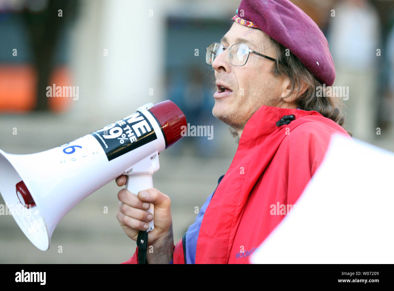 Un occupano San Louis partecipante parla a Kiener Plaza dopo gli ordini è venuto dall'ufficio del sindaco che il parco potrebbe essere cancellato di camper a San Louis il 11 novembre 2011. San Luigi i funzionari hanno detto i manifestanti di muoversi al di fuori di un parco cittadino ma molti dei manifestanti hanno affermato di piano per essere arrestato quando la polizia l'azione inizia più tardi questa sera. Sindaco Francesco immolare detta la città aveva lavorato con i contestatori e dato loro un sacco di preavviso che sarebbero indotti a prendere il loro movimento in un altro luogo dove essi potrebbero non essere in violazione delle leggi della città. UPI/Bill Greenbla Foto Stock