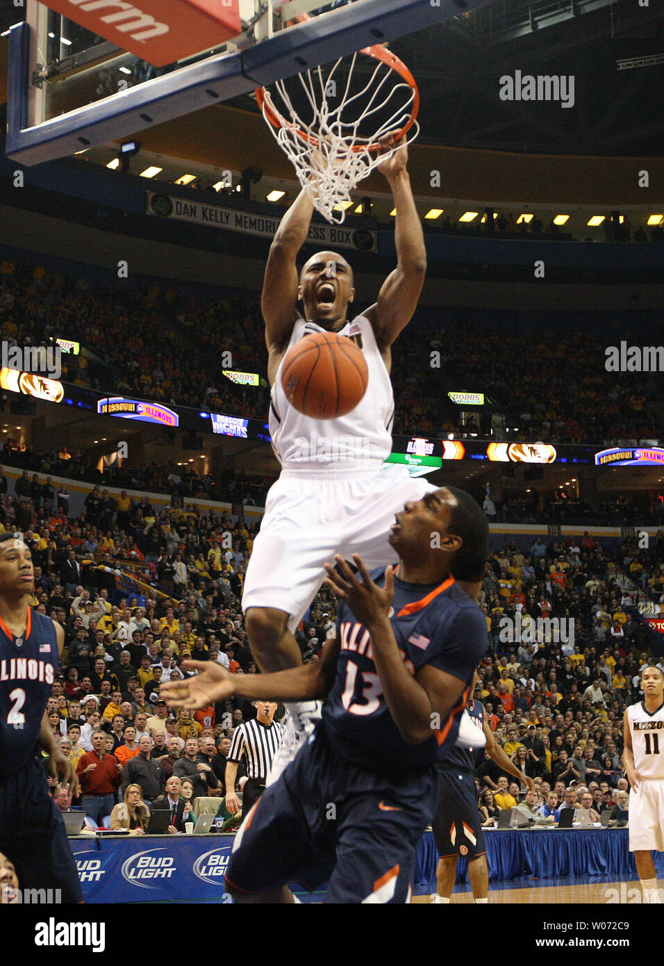 Missouri Tigers Matt Pressey schiacciate il basket di fronte Illinois Fighting Illini Tracy Abrams alla fine del primo semestre del Braggin annuale dei diritti di gioco al Scottrade Center di San Luigi il 22 dicembre 2011. UPI/Bill Greenblatt Foto Stock