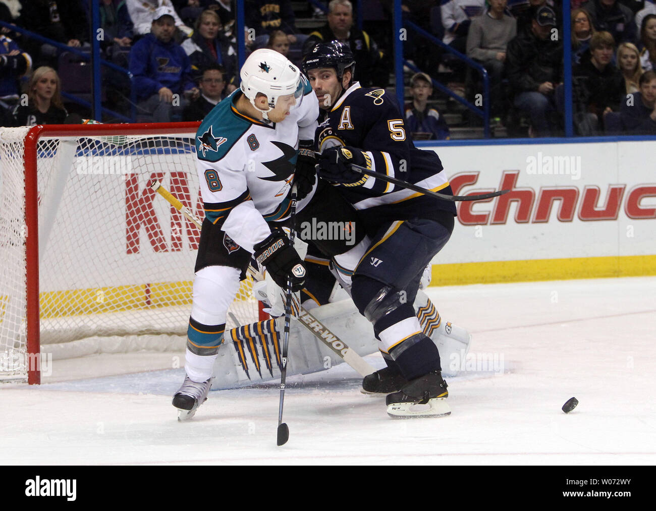 Louis Blues Barret Jackman (R) spinge San Jose Sharks Joe Pavelski dalla parte anteriore della rete nel primo periodo al Scottrade Center di San Luigi il 12 febbraio 2012. UPI/Bill Greenblatt Foto Stock