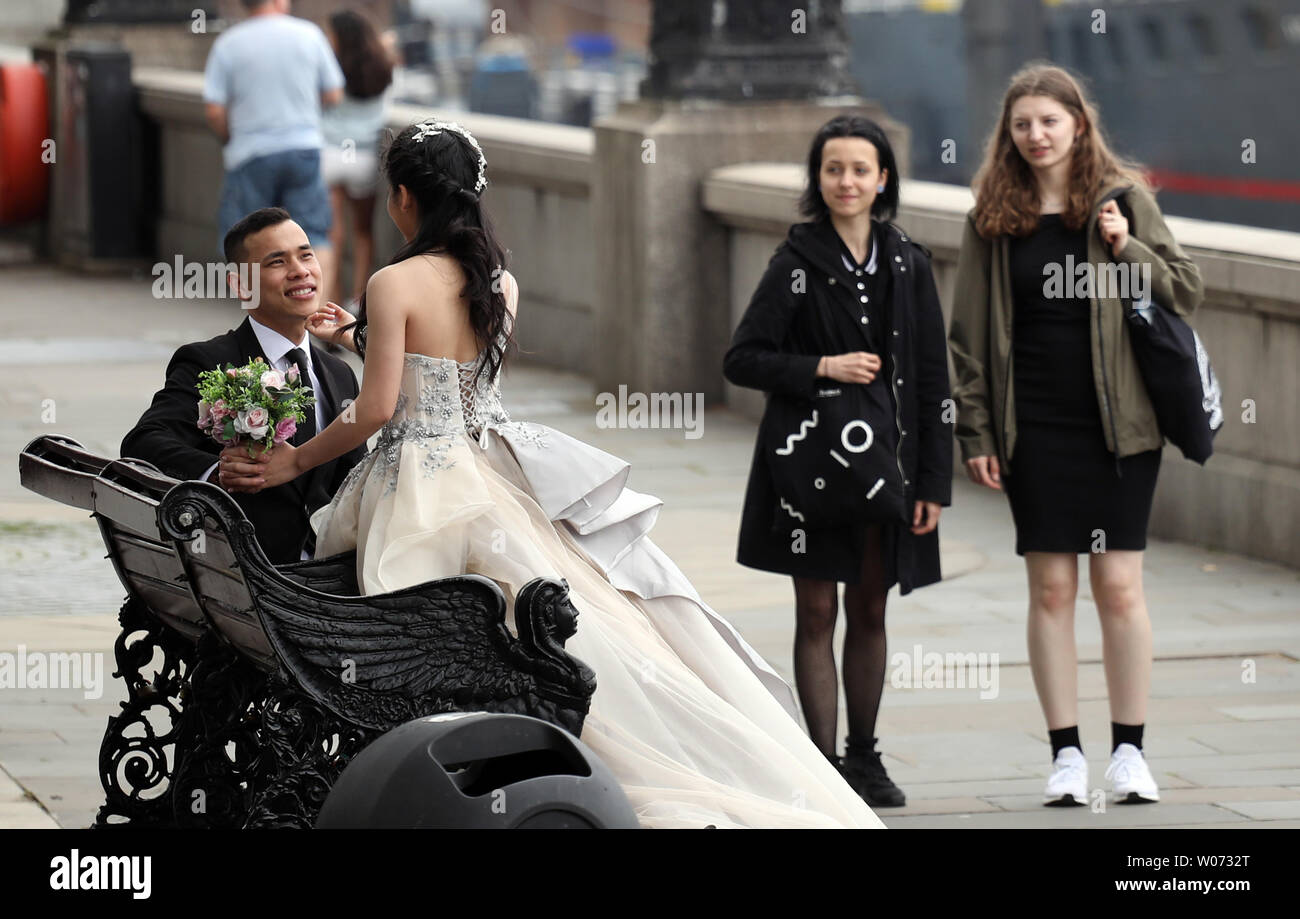 Londra, Regno Unito. Il 26 giugno, 2019. Un giovane in abiti da cerimonia sul terrapieno in Westminster, Londra, Regno Unito il 26 giugno 2019. Credito: Paolo Marriott/Alamy Live News Foto Stock