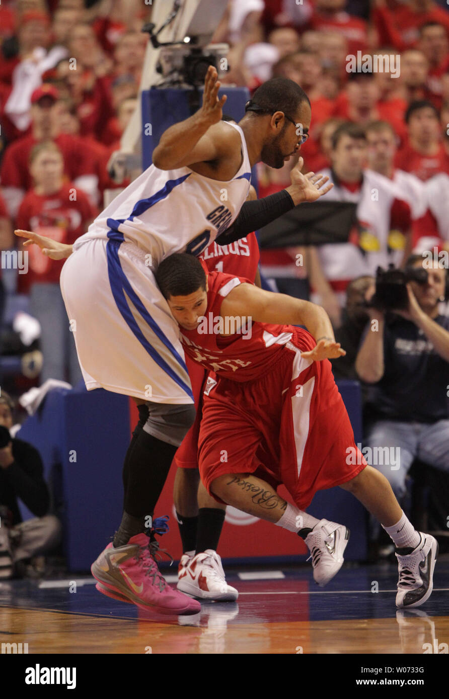 Illinois State Redbirds Nic Moore (R) cerca di spingere la Creighton Blue Jays Gregorio Echenique fuori della vernice durante la prima metà del Missouri Valley Tournament partita di campionato al Scottrade Center di San Luigi il 4 marzo 2012. UPI/Bill Greenblatt Foto Stock