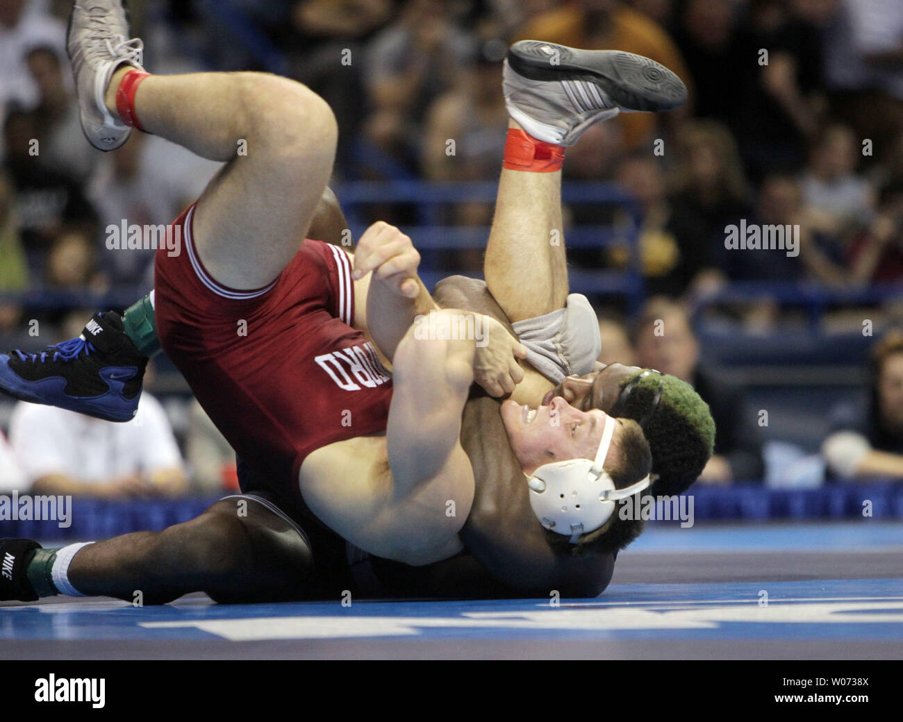 Edward Ruth della Penn State University cerca di pin Nick Amuchasteg di Stanford nel loro 174 libbre classe match in 2012 NCAA Divisione 1 campionati di wrestling al Scottrade Center di San Luigi il 17 marzo 2012. Ruth ha vinto la partita. UPI/Bill Greenblatt Foto Stock