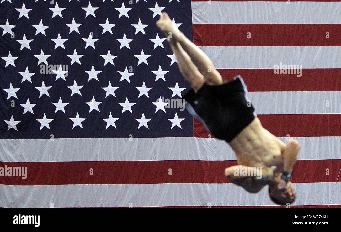 Un ginnasta passa attraverso un pavimento palestra durante un giorno di pratica prima di iniziare il 2012 USA Gymnastics' campionati nazionali al Chaifetz Arena di San Luigi il 6 giugno 2012. Gli uomini e le donne potranno competere nella junior e senior divisioni Giugno 7-10 con i vincitori che avanza a U.S. Il team olimpico prove, 28 giugno-luglio 1 in San Jose, California. UPI/Bill Greenblatt Foto Stock