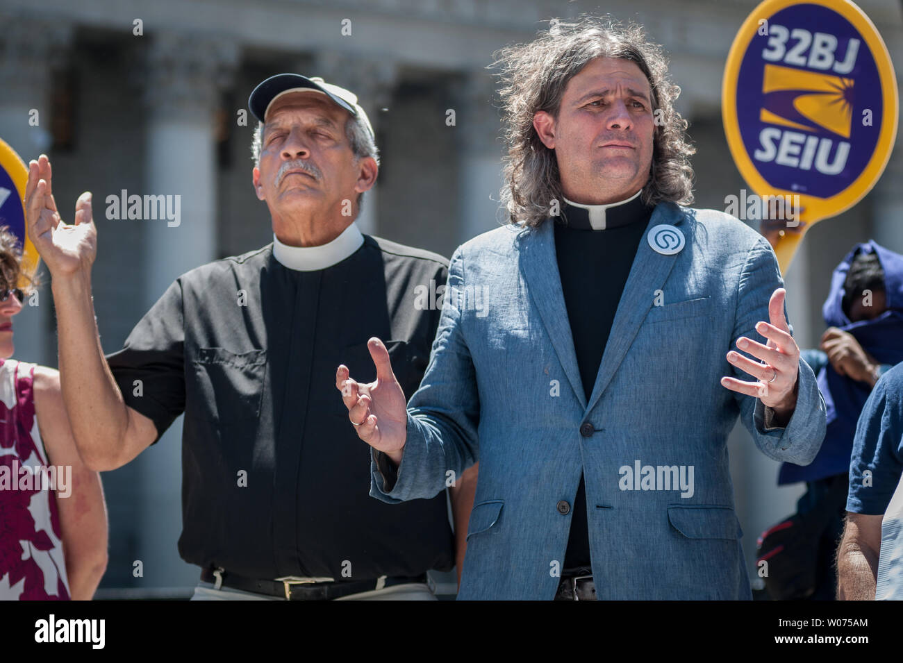 New York, Stati Uniti. Il 26 giugno, 2019. Il Mercoledì, 26 giugno 2019, i leader di fede, immigrazione di attivisti per i diritti, e membri del sindacato di SEIU riuniti in Foley Square a New York City per protestare contro le espulsioni degli immigrati privi di documenti e la situazione a Stati Uniti-frontiera messicana. Hanno chiesto la fine delle incursioni e retate attraverso il ghiaccio nonché l'abolizione dell'immigrazione e la dogana Enforcement Agency. Credito: Gabriele Holtermann-Gorden/Pacific Press/Alamy Live News Foto Stock