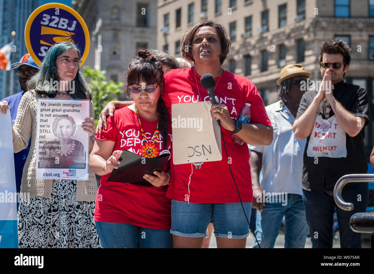 New York, Stati Uniti. Il 26 giugno, 2019. Il Mercoledì, 26 giugno 2019, i leader di fede, immigrazione di attivisti per i diritti, e membri del sindacato di SEIU riuniti in Foley Square a New York City per protestare contro le espulsioni degli immigrati privi di documenti e la situazione a Stati Uniti-frontiera messicana. Hanno chiesto la fine delle incursioni e retate attraverso il ghiaccio nonché l'abolizione dell'immigrazione e la dogana Enforcement Agency. Credito: Gabriele Holtermann-Gorden/Pacific Press/Alamy Live News Foto Stock