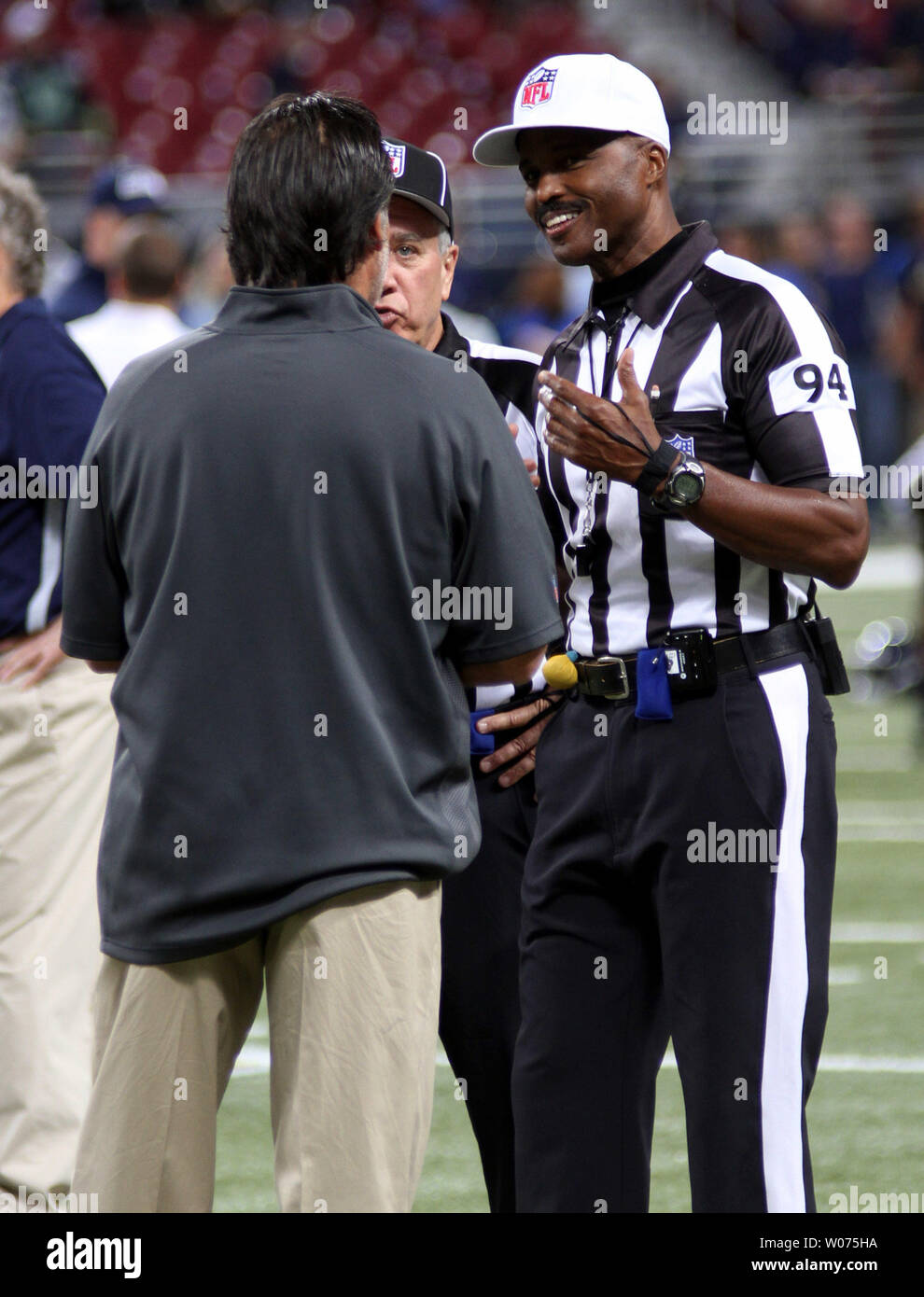 Louis Rams head coach Steve Fischer parla ai funzionari Chad Brown (C) e Mike Carey (L) prima che la partita contro i Seattle Seahawks al Edwards Jones Dome a St Louis il 18 agosto 2012. I Rams ha sconfitto il Seahawks 19-13. UPI/Robert Cornforth Foto Stock