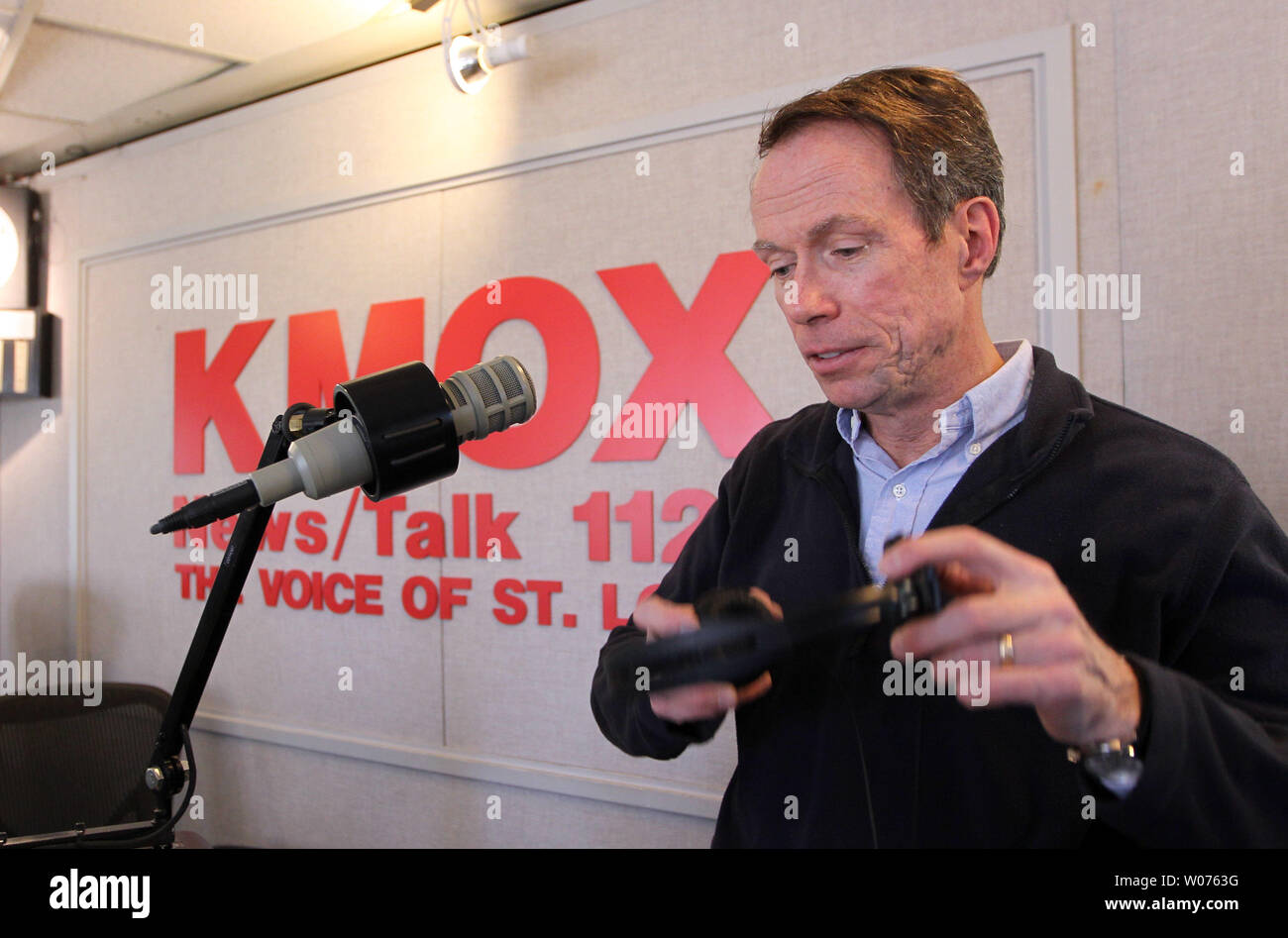 Da lungo tempo Radio KMOX host mattina Charlie Brennan, rimuove il suo auricolare dopo il suo spettacolo presso il loro centro di studi per l'ultima volta a St Louis il 29 ottobre 2012. KMOX Radio, che ha firmato l'aria nel 1925, sta muovendo i suoi studi e uffici dalla loro posizione guardando oltre il Gateway Arch per il passato 44 anni in una posizione a circa 8 isolati di distanza. UPI/Bill Greenblatt Foto Stock