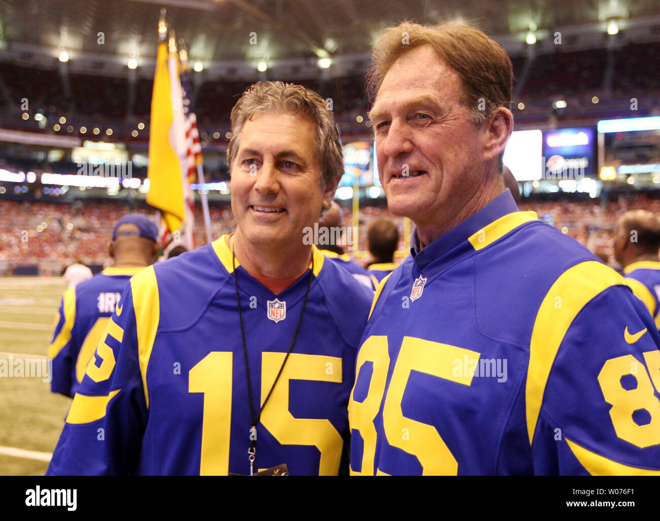 Ex Los Angeles Rams giocatori vince Ferragamo (L) e Jack Youngblood si presentano come una ventola scatta una fotografia prima di San Francisco 49ers-SAN Louis Rams Football gioco presso la Edward Jones Dome di St Louis il 2 dicembre 2012. Quasi 30 ex Los Angeles e San Louis Rams sono stati protagonisti di presenze per celebrare il settantacinquesimo anniversario del franchising. UPI/Bill Greenblatt Foto Stock