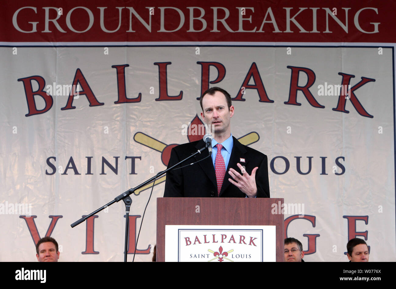 Louis Cardinals Presidente Bill DeWitt III affronta la folla che si sono riuniti per guardare la terra la rottura del ballpark village accanto al Busch Stadium di San Louis il 8 febbraio 2013. Ballpark Village sarà un utilizzo misto retail, intrattenimento, ufficio e residenziale quartiere spanning sette isolati della città su dieci acri di terreno appena a nord di Busch Stadium. UPI/Bill Greenblatt Foto Stock