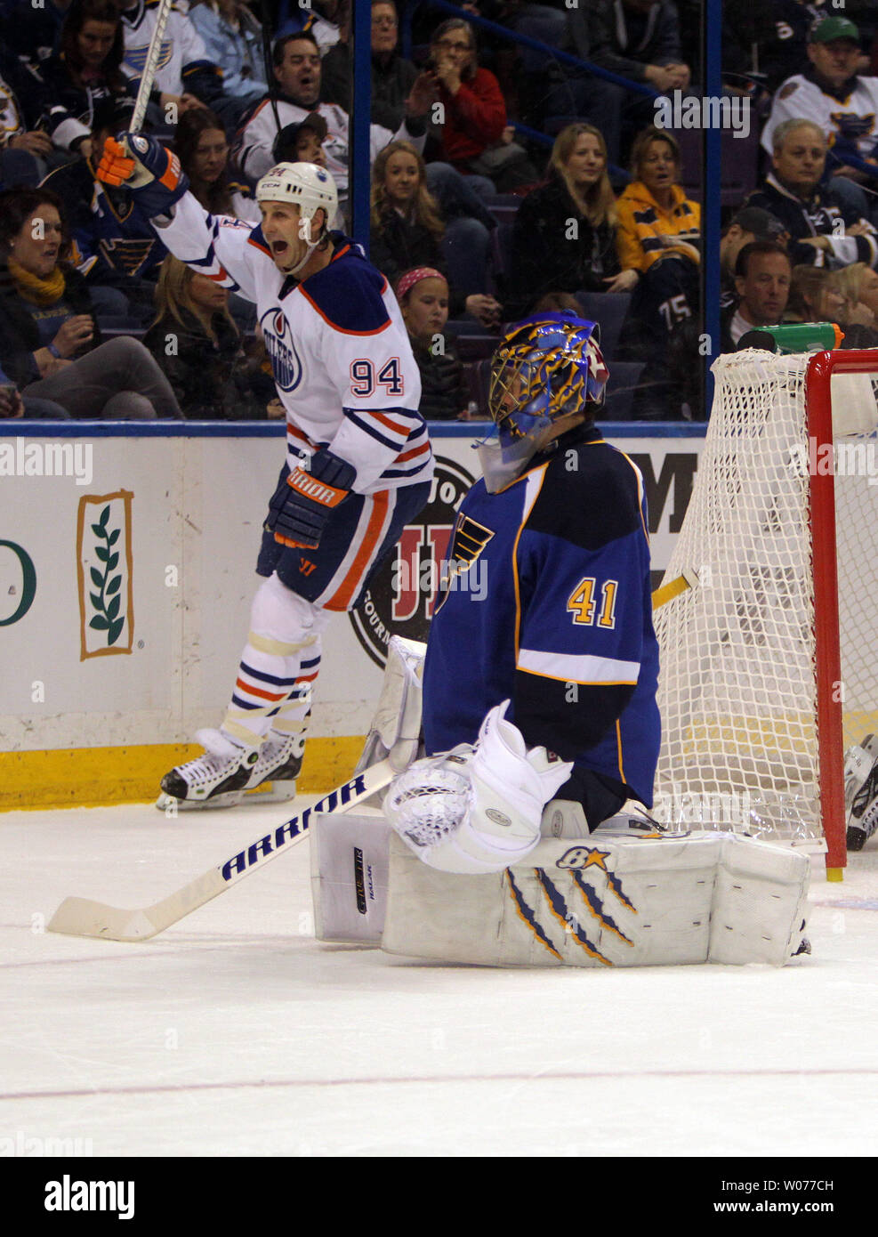 Louis Blues goaltender Jaroslav Holak della Slovacchia può solo guardare come i lubrificatori de Edmonton Ryan Smith celebra il suo compagno di squadra Ryan Whitney il traguardo nel primo periodo al Scottrade Center di San Luigi il 1 marzo 2013. UPI/Bill Greenblatt Foto Stock