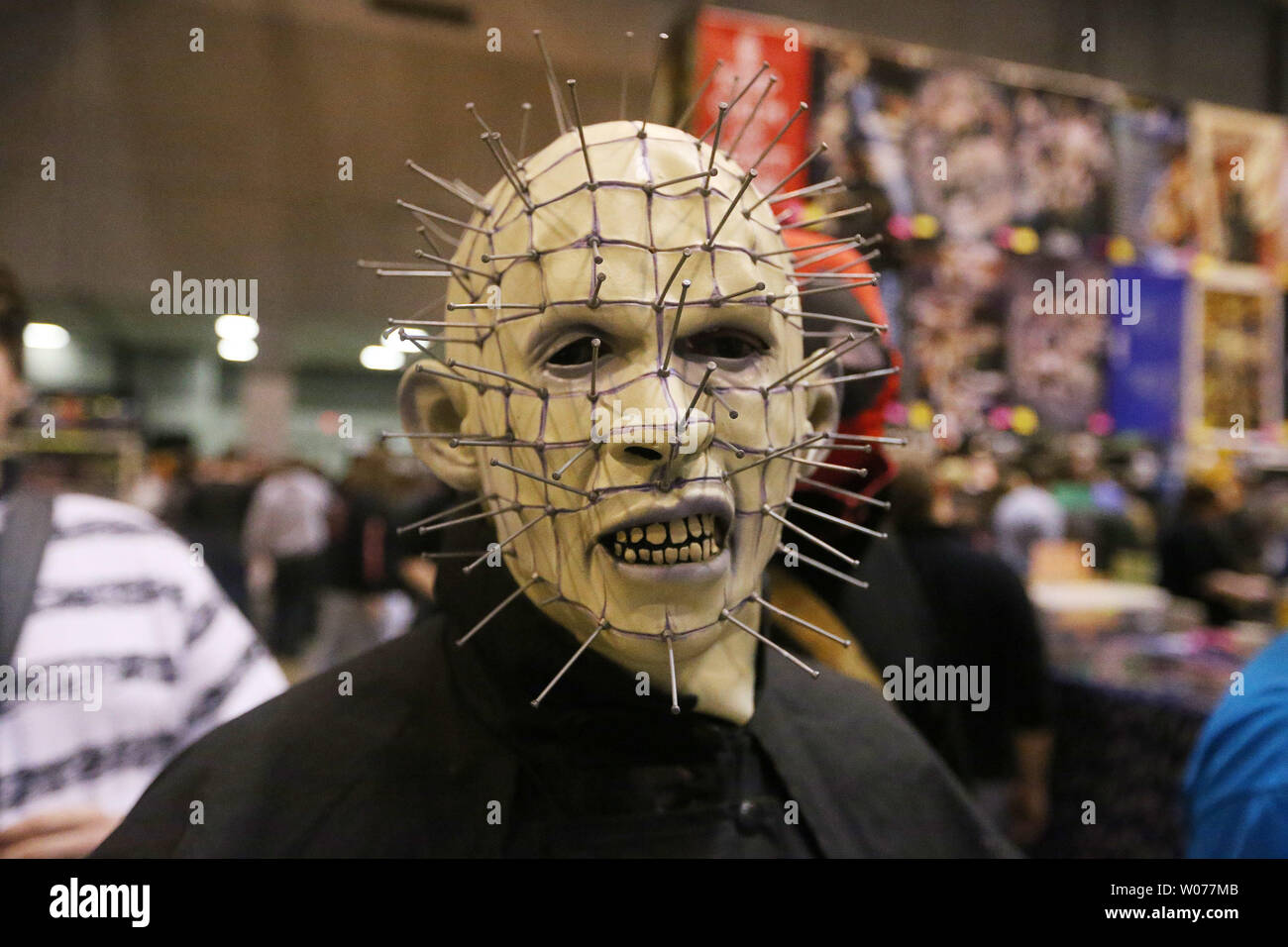 Costume indossatore Hunter domenica da Arkansas, indossa un costume di Pinhead come egli si aggira intorno al fumetto con convenzione di San Louis, 23 marzo 2013. UPI/Bill Greenblatt Foto Stock