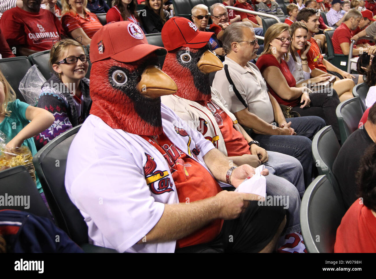 Louis Cardinals fan vestiti con maschere di Cardinali godono di una partita contro i Chicago Cubs da dietro la piastra di casa al Busch Stadium di St Louis il 17 giugno 2013. UPI/Bill Greenblatt Foto Stock