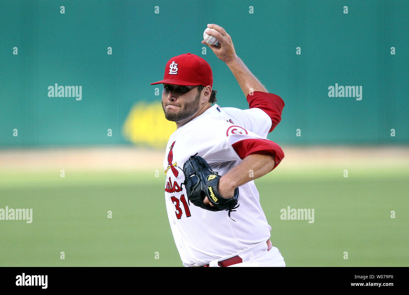 Louis Cardinals a partire lanciatore lancia Lynn offre un passo alla Philadelphia Phillies nella terza inning al Busch Stadium di St Louis sulla luglio 25, 2013. UPI/Bill Greenblatt Foto Stock