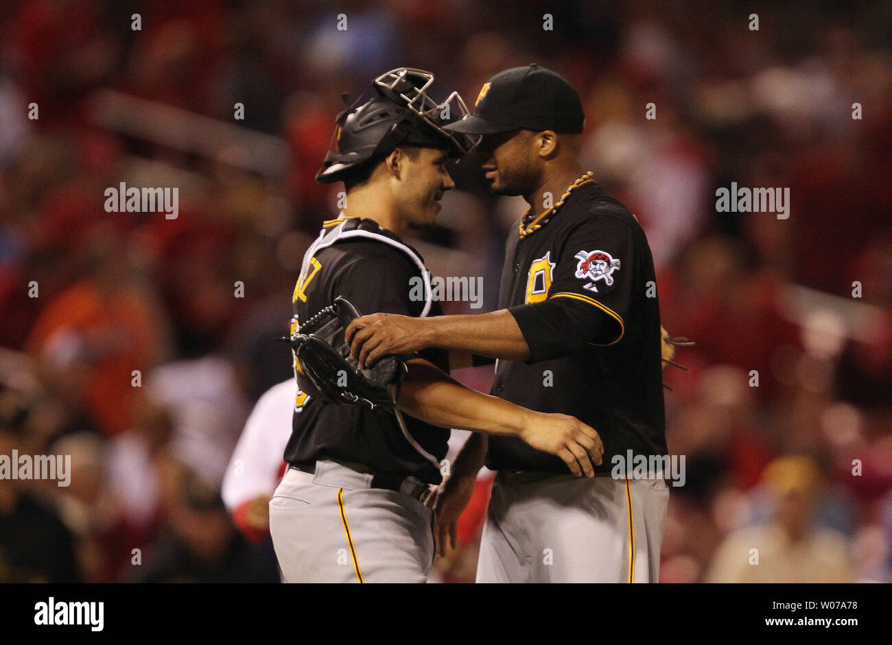 I pirati di Pittsburgh a partire lanciatore Francisco Liriano celebra un 5-1 conquistare il St. Louis Cardinals con catcher Tony Sanchez al Busch Stadium di St Louis su agosto 14, 2013.UPI/Bill Greenblatt Foto Stock
