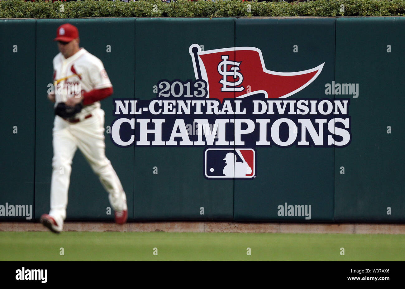 Louis Cardinals pitcher Randy Choate rns al infield dal bullpen passato una nuova decalcomania posta sul muro fuori campo lato, nel nono inning contro il Chicago Cubs al Busch Stadium di St Louis il 28 settembre 2013. San Luigi sconfitto Chicago il 9/27 per guadagnare il titolo e anche la sconfitta di questi su 9/28 dal punteggio di 6-2. UPI/Bill Greenblatt Foto Stock