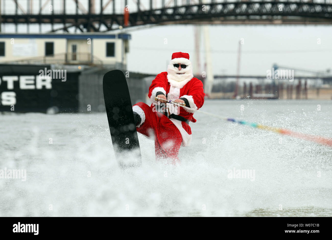 Dave Dietrich, vestiti da Babbo Natale, solleva uno sci durante la pratica dello sci sul fiume Mississippi durante la XXVIII annuale di giorno di nuovi anni di Orso Polare evento di sci di San Louis il 1 gennaio 2014. La manifestazione promuove la raccolta di fondi per atleti disabili. UPI/Bill Greenblatt Foto Stock