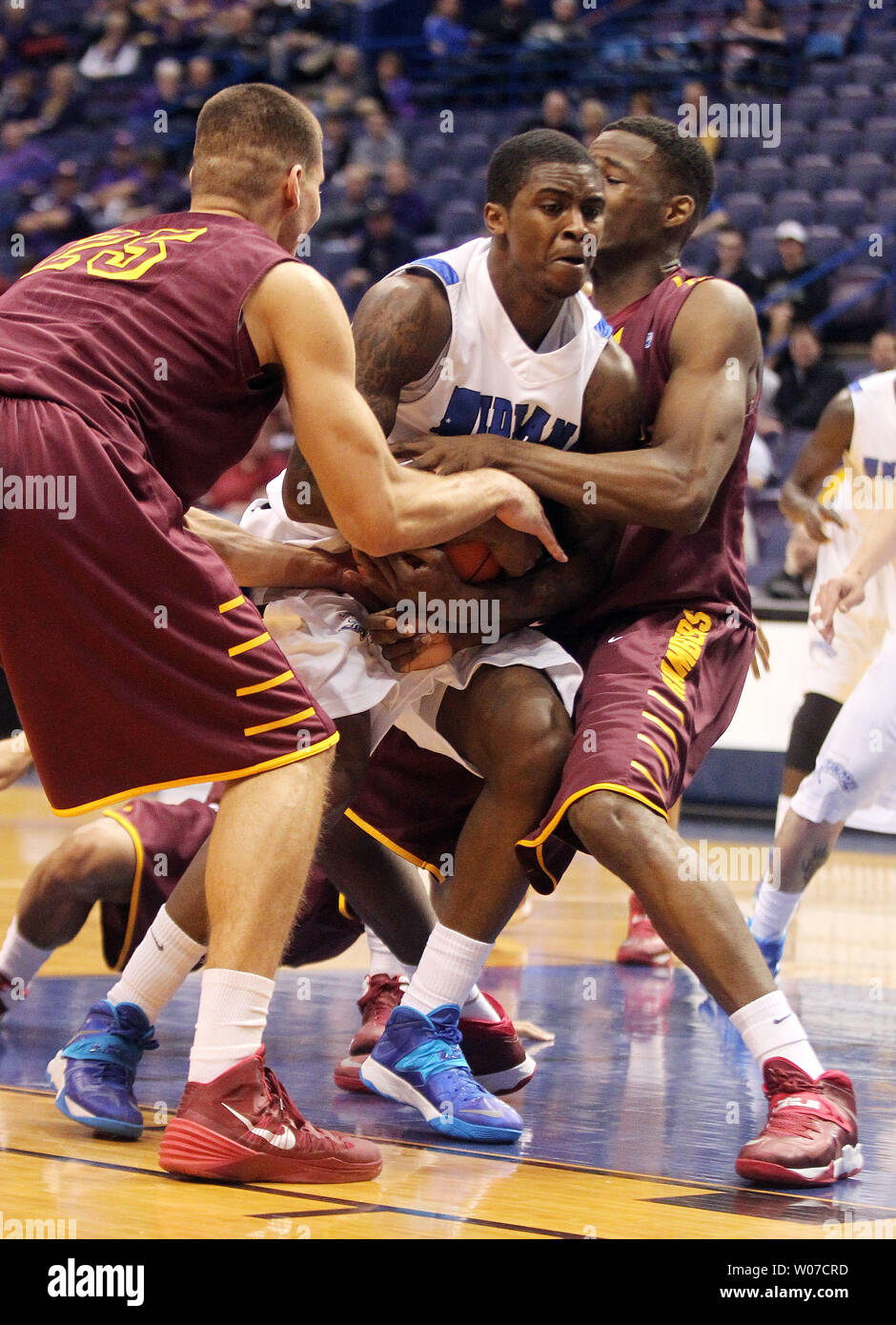 Loyola Ramblers Nick Osborn (L) e del Devon Turk tenta di prendere il basket lontano da Indiana membro sicomori Dawon Cummings nel primo semestre durante il Missouri Valley Conference Torneo di Scottrade Center di San Luigi il 7 marzo 2014. UPI/Bill Greenblatt Foto Stock