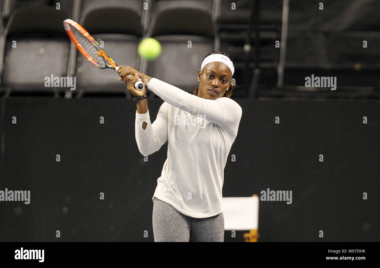 Stati Uniti Team giocatore di tennis Sloane Stephens passa attraverso una sessione di pratica al Chaifetz Arena di San Luigi, il 16 aprile 2014. Stephens, attualmente classificato diciottesimo in tutto il mondo e i suoi compagni di squadra degli Stati Uniti sono in grado di riprodurre il team dalla Francia nel 2014 Fed Cup World Group i play-off aprile 19-20. UPI/Bill Greenblatt Foto Stock